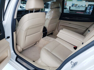 BMW740_28